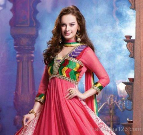 Nice Wavy Hairstyle Of Evelyn Sharma