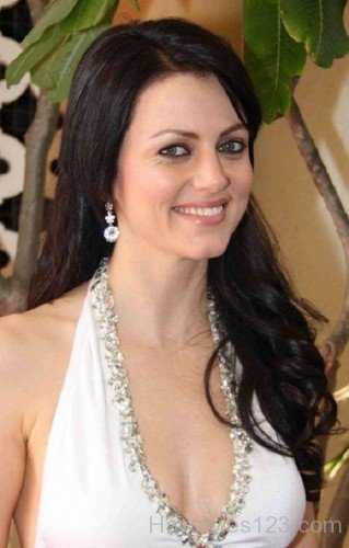 Yana Gupta Long Wavy Hairstyle