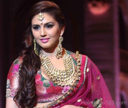 Huma Qureshi Long Wavy Hairstyle