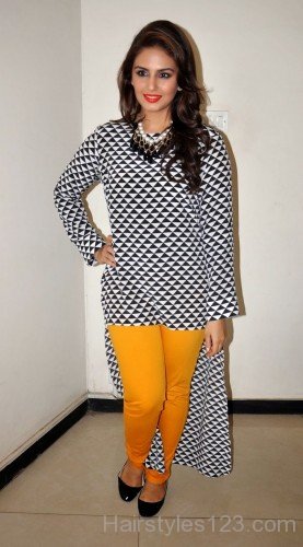 Huma Qureshi Wavy Haircut