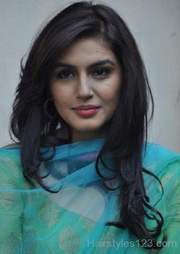 Huma Qureshi Wavy Hairstyle