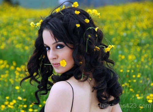 Kangana Ranaut Curly Hair With Flowers