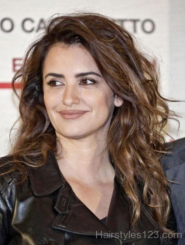 Penélope Cruz Brown Wavy Hairstyle