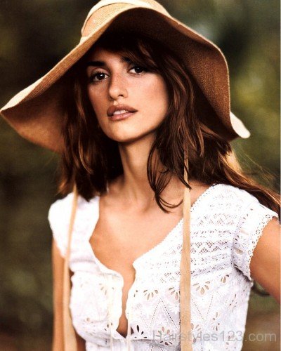 Penélope Cruz Layered Hair