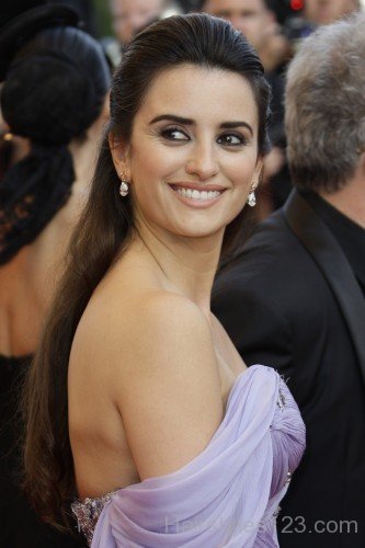 Penélope Cruz Long Straight Hairstyle