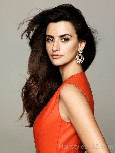 Penélope Cruz Side Wavy Hairstyle