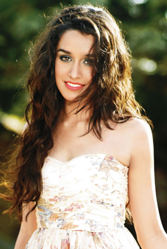 Shraddha Kapoor Wavy hairstyle