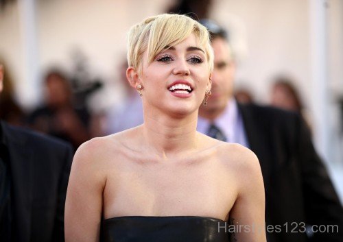 Miley Cyrus Blonde short Hairstyle 