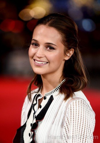 Alicia Vikander Mid Length Haircut-al121