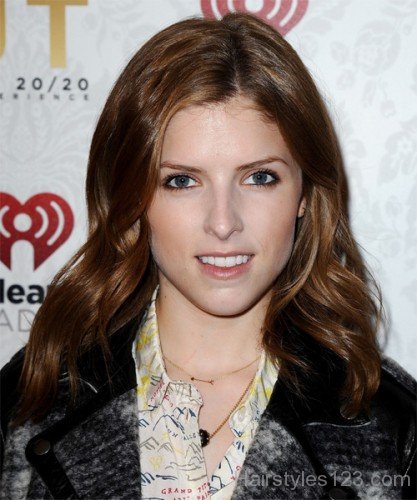 Anna Kendrick Medium Wavy Hairstyle-a258