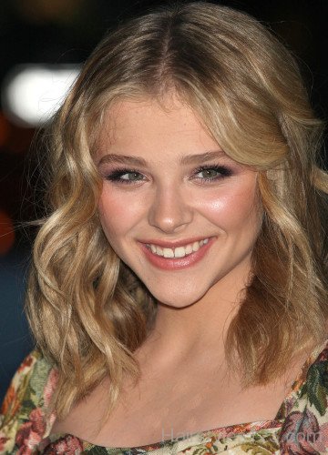 Chloë Grace Wavy Hairstyle 