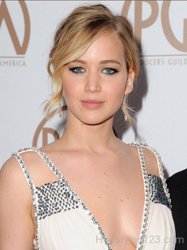 Jennifer Lawrence Flicked Hairstyle-0je28er28